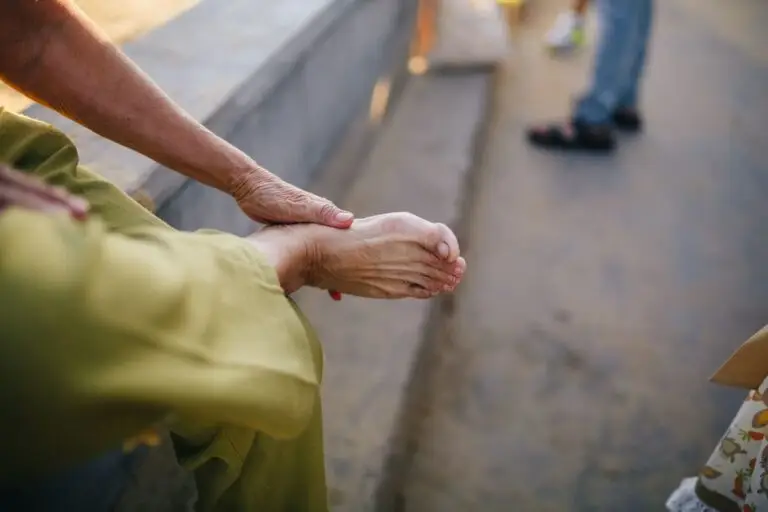 Un simptom aparent banal al picioarelor care poate ascunde diabetul. Ce semne nu trebuie să ignori