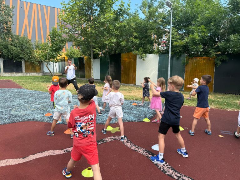 Vacanța de vară poate fi și o oportunitate pentru dezvoltarea copiilor. Cum îi ajută programele educaționale
