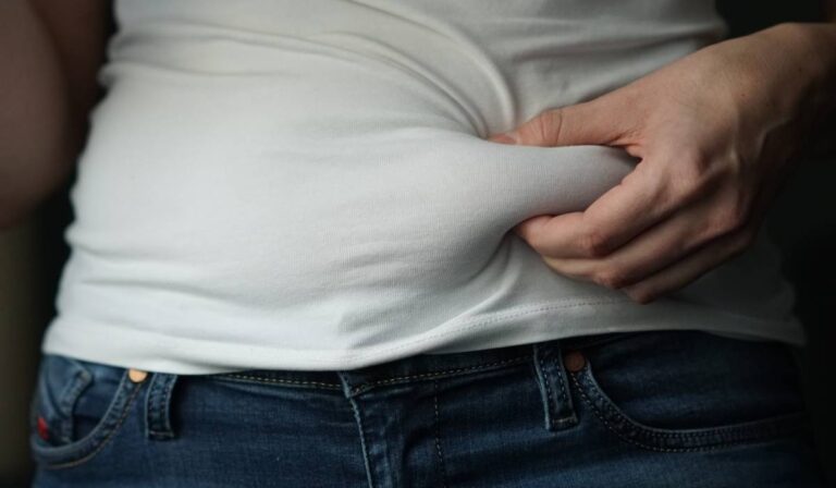 Burta nu dispare deși mănânci sănătos? 5 cauze ascunse