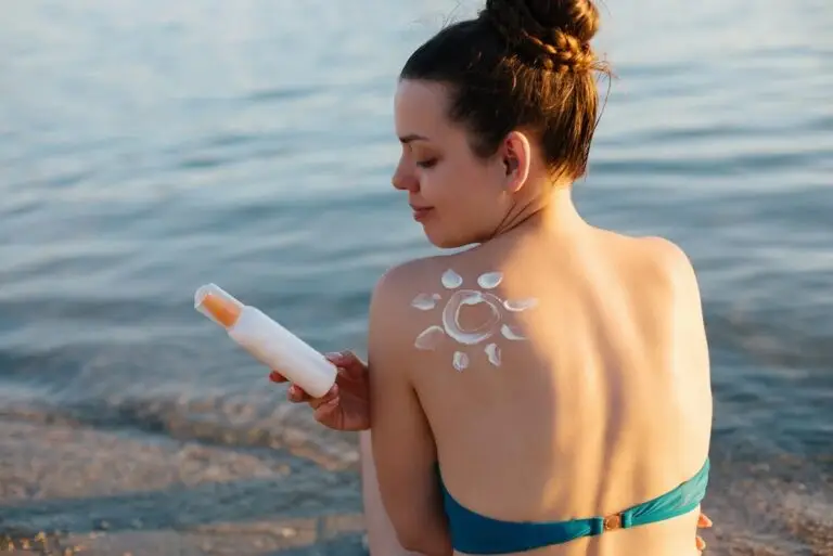 Cum alegi crema solară SPF 50 pentru un ten uniform