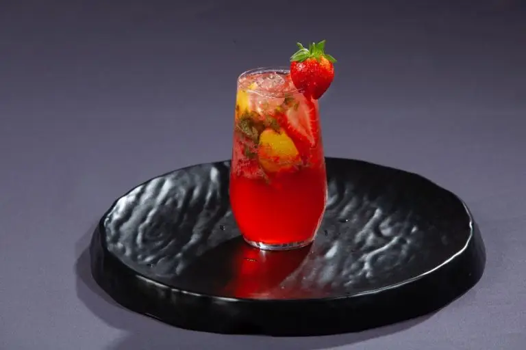 Limonadă Roz de Hibiscus cu Căpșuni, Busuioc și Apă cu Bule