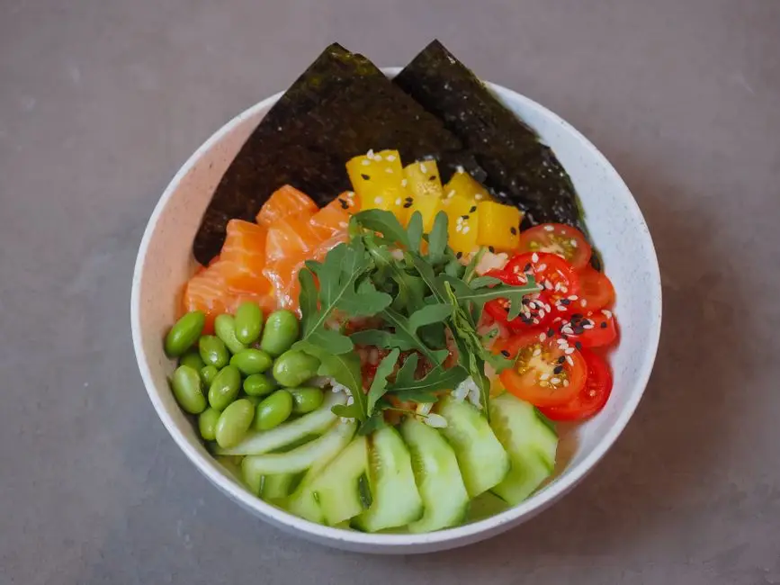 Poke Bowl cu Somon Marinat, Orez Brun și Legume de Vară