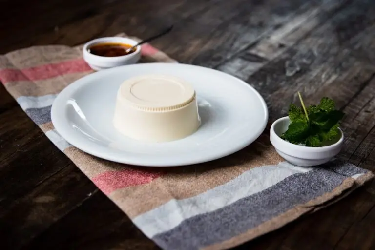 Panna Cotta de Cocos cu Coulis de Caise și Fistic Crocant