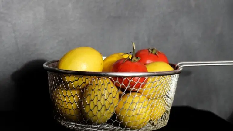 Salată Caldă de Linte Roșie cu Roșii Cherry, Feta și Dressing de Lămâie cu Coriandru