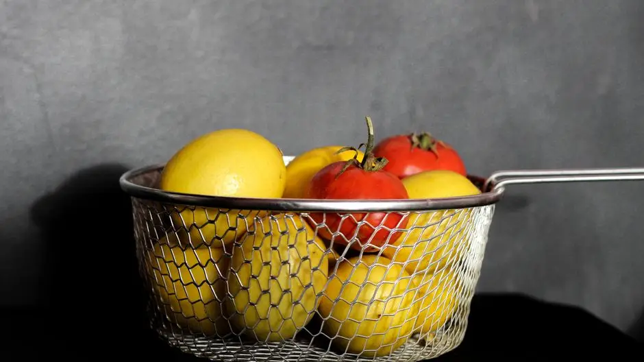 Salată Caldă de Linte Roșie cu Roșii Cherry, Feta și Dressing de Lămâie cu Coriandru