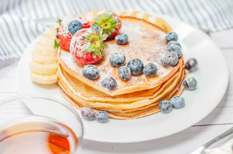 Pancakes de Hrișcă cu Afine Proaspete și Miere de Salcâm