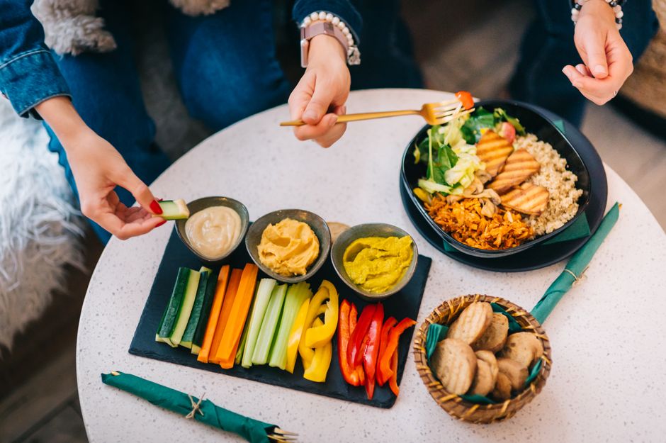 Buddha Bowl cu Năut Crocant la Cuptor, Hummus de Sfeclă și Legume de Vară