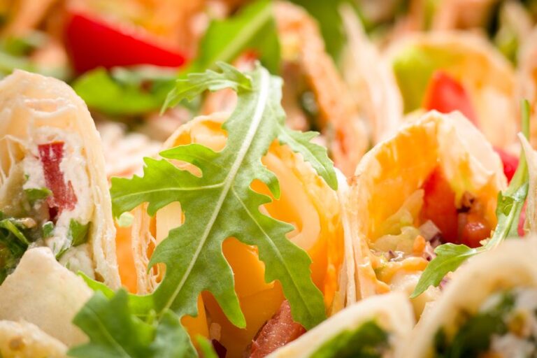 Wrap de Pui la Grătar cu Tzatziki de Casă, Roșii și Rucola
