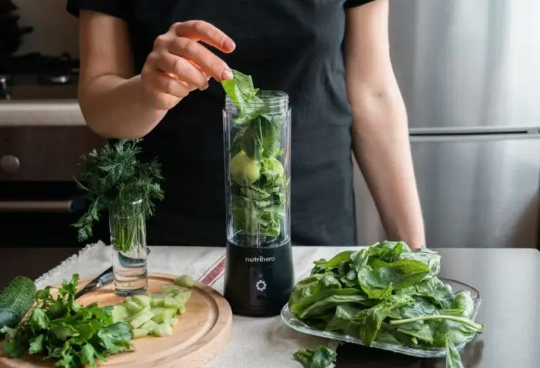 Smoothie Verde de Castraveți și Kiwi cu Spanac, Lămâie și Ghimbir Proaspăt