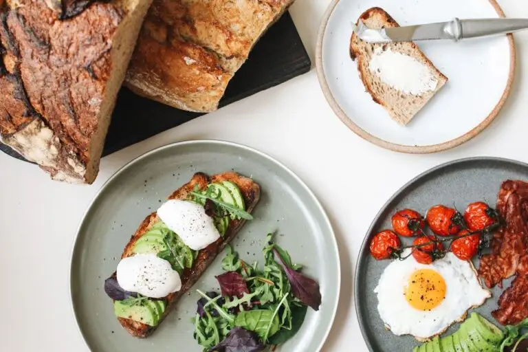 Toast cu Avocado și Ouă Poșate pe Pâine de Secară cu Roșii Cherry și Microverdeață