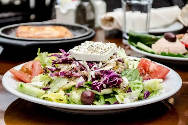 Salată Mediteraneană de Orz cu Roșii Coapte, Castraveți, Măsline și Brânză Feta