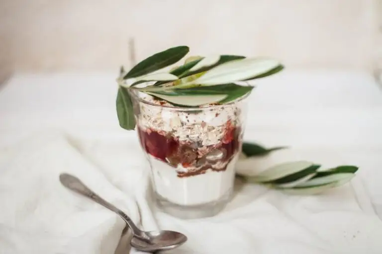 Parfait de Vișine cu Granola de Ovăz și Cremă de Vanilie