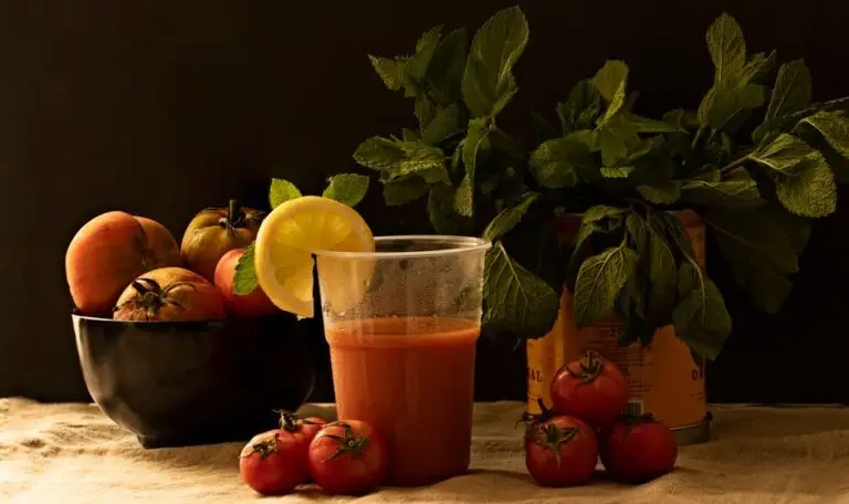 Gazpacho de Roșii Coapte cu Ardei Gras, Usturoi și Busuioc Proaspăt