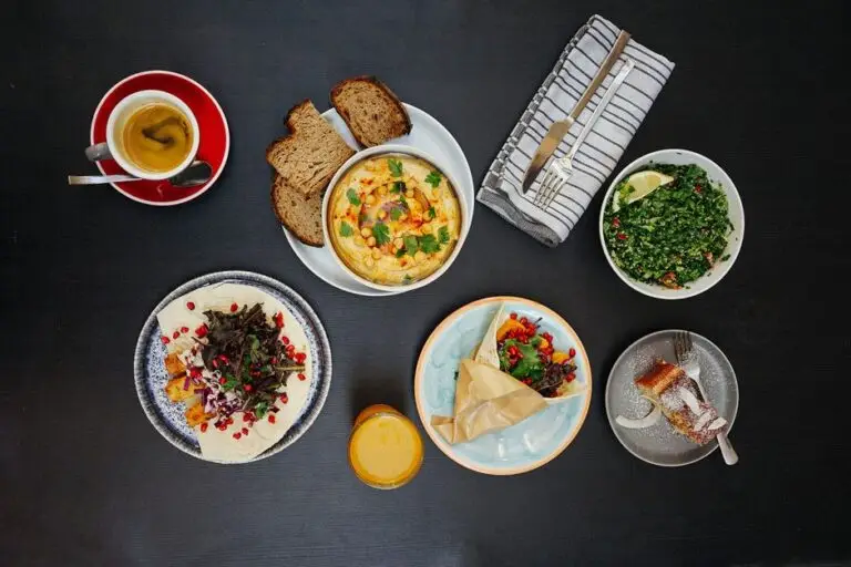 Wrap de Curcan cu Hummus, Ardei Copți și Rucola