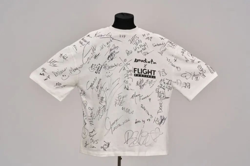 Un tricou semnat de ZAZ, Delia și Tinie Tempah aduce speranță copiilor bolnavi de cancer din Timișoara