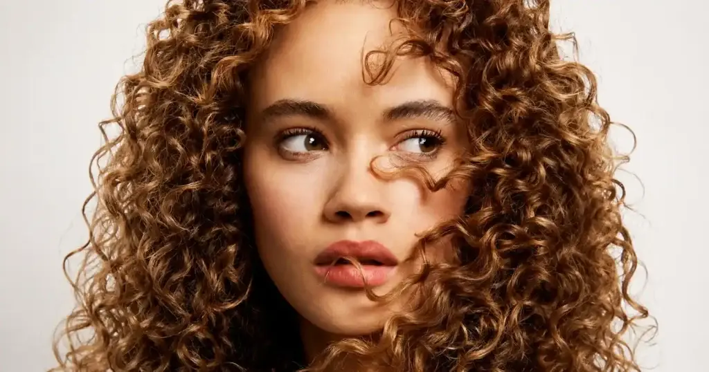 6 seruri anti-frizz recomandate de hairstyliști - Timp liber
