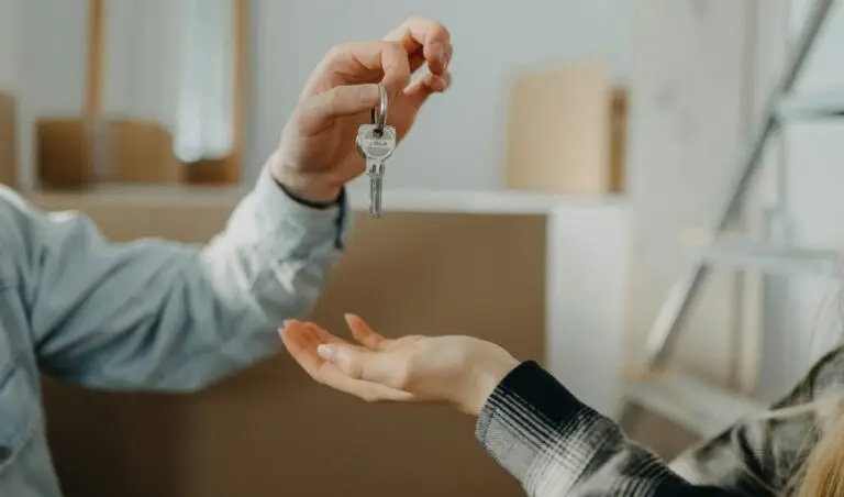 EROUL ZILEI – 29 august 2026: Renter Is Shocked When Landlord Gives Her a Home After 20 Years Being a Good Tenant There