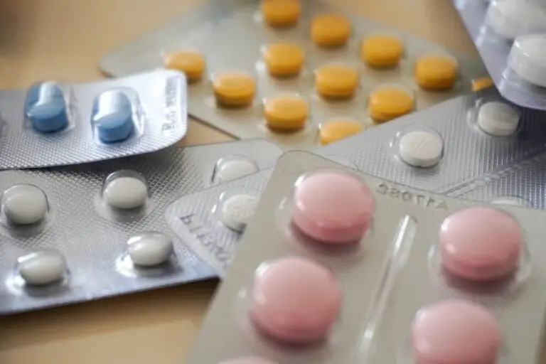 Iei medicamente zilnic? Iată ce trebuie să știi despre caniculă și tratamentele tale