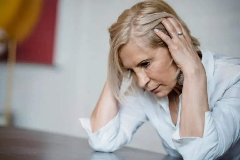 Menopauza fără tratamente complicate: 3 schimbări simple de stil de viață care reduc bufeurile și stresul