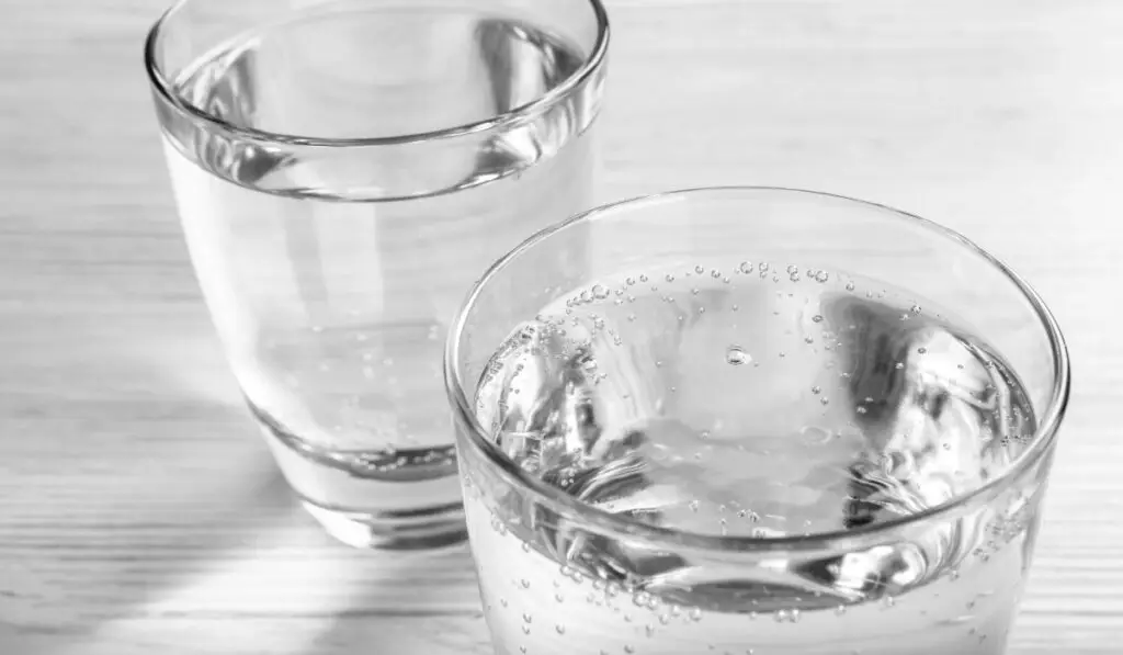 Apă plată sau minerală: care hidratează mai bine vara - Corp sănătos