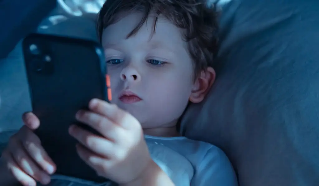 Copilul face crize la telefon? 5 metode blânde care chiar funcționează - Corp sănătos