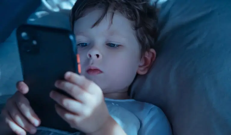 Copilul face crize la telefon? 5 metode blânde care chiar funcționează