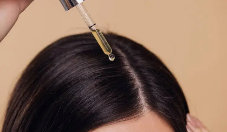Hair oiling: ritualul viral pentru păr sănătos și lucios
