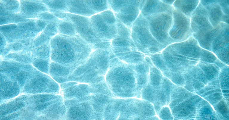 Minivacanță fără bagaje: patru piscine unde ne răcorim vara