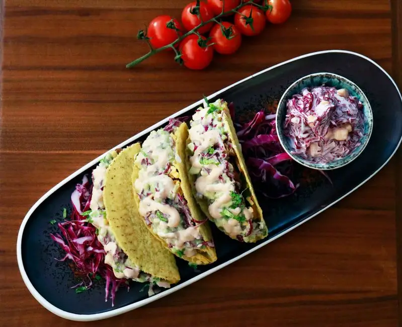 Tacos de Pește cu Varză Roșie Murată Rapid, Avocado și Sos de Lime cu Iaurt