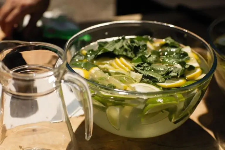 Supă Rece de Avocado și Castraveți cu Mentă și Lime