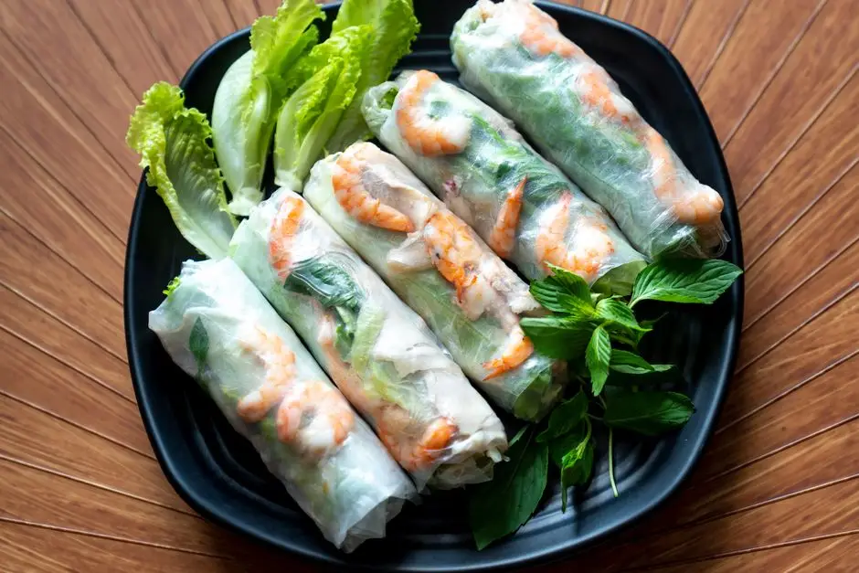 Rulouri de Vară cu Creveți, Mango și Vermicelli de Orez în Foaie de Ricepaper