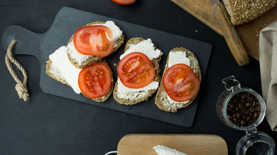 Tartine cu Ricotta, Roșii Cherry și Busuioc pe Pâine de Secară Prăjită