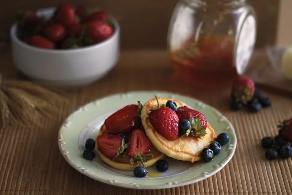 Clătite de Hrișcă cu Căpșuni Proaspete, Iaurt Grecesc și Miere de Salcâm