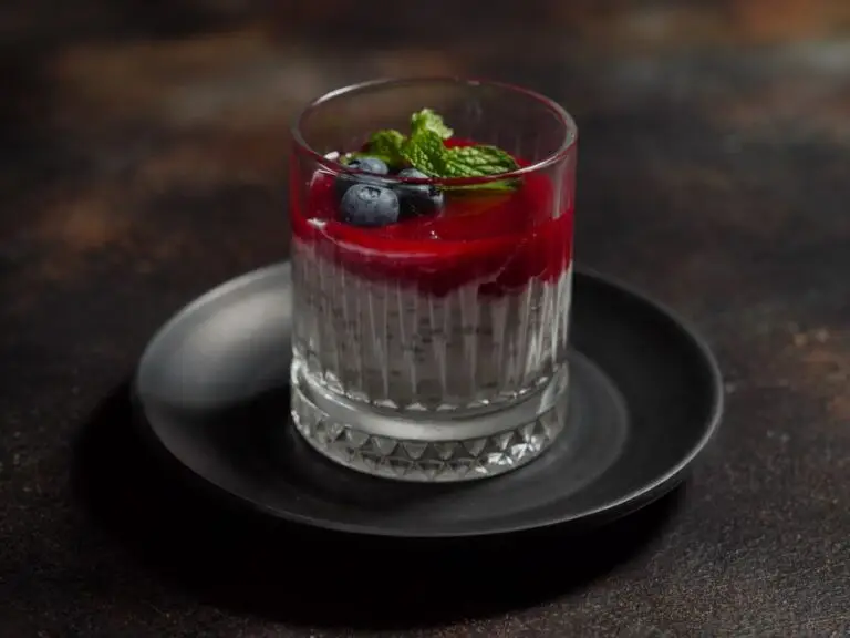 Panna Cotta de Cocos cu Piersici Caramelizate și Fistic