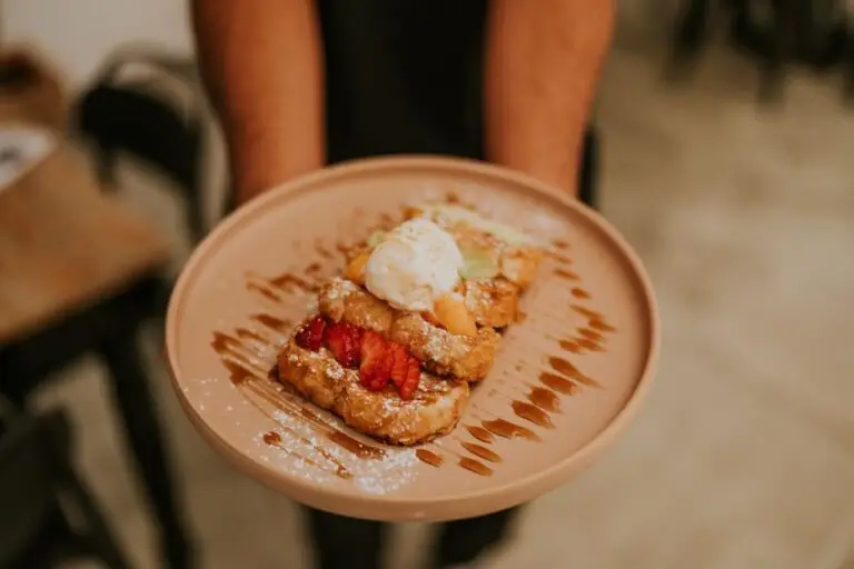 Toast Francez cu Banane Caramelizate, Scorțișoară și Unt de Arahide