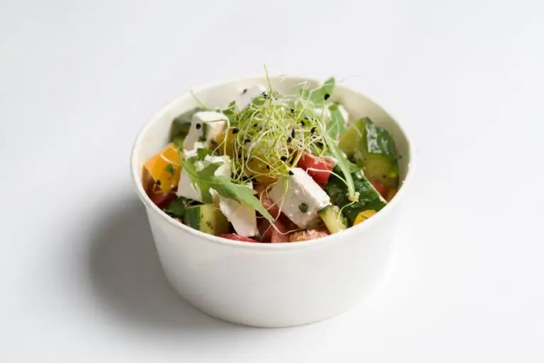 Salată Mediteraneană de Năut cu Feta, Castraveți și Roșii Uscate la Soare