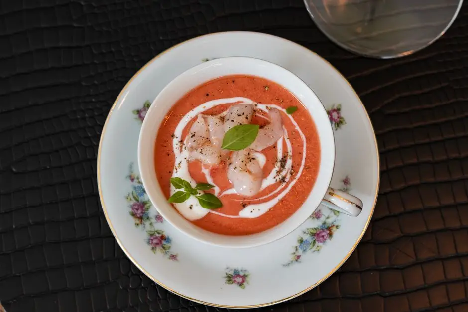 Gazpacho Andaluz cu Ardei Copți, Roșii și Migdale Prăjite