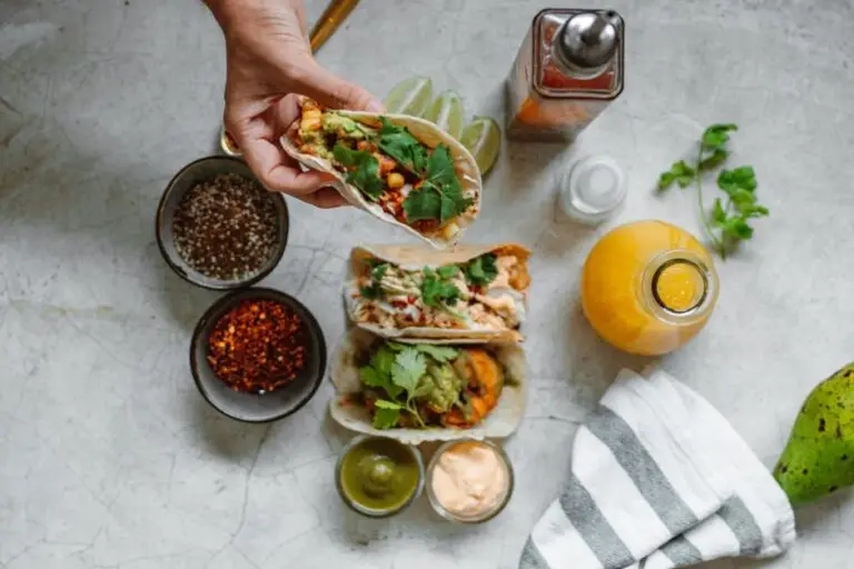 Tacos de Pește cu Varză Murată, Avocado și Salsa de Mango