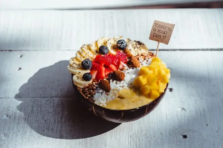 Smoothie Bowl de Caise și Turmeric cu Granola Crocantă și Semințe de Floarea-Soarelui