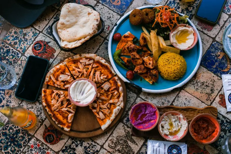 Wrap de Pui la Grătar cu Hummus, Legume Crocante și Sos de Iaurt cu Usturoi