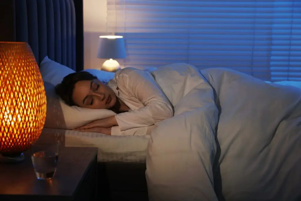 De ce nu e bine să dormi cu lumina aprinsă în cameră - Corp sănătos