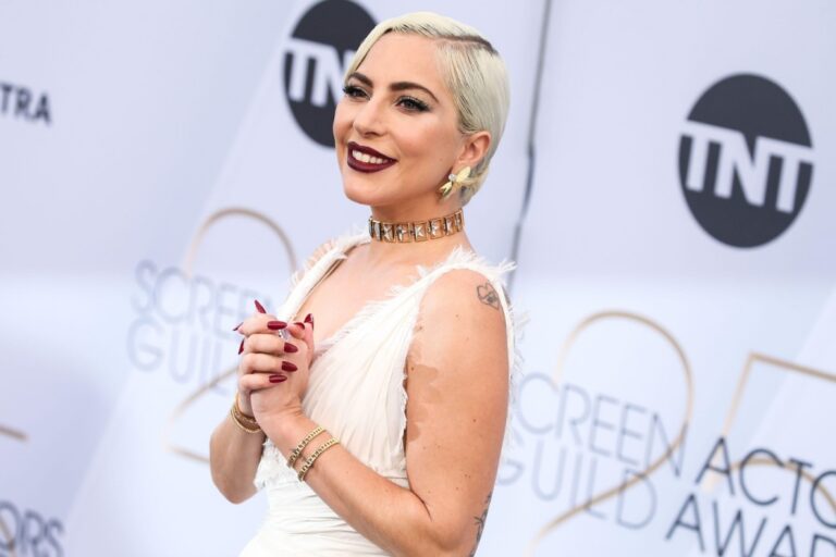 Lady Gaga a devenit mamă: prima apariție cu bebelușul