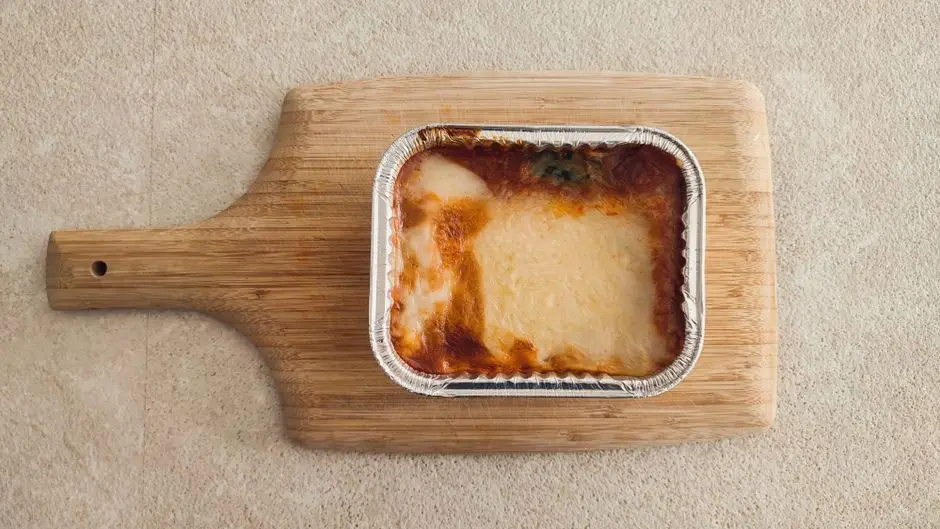 Musaca de Vinete și Carne de Curcan cu Sos Béchamel Ușor