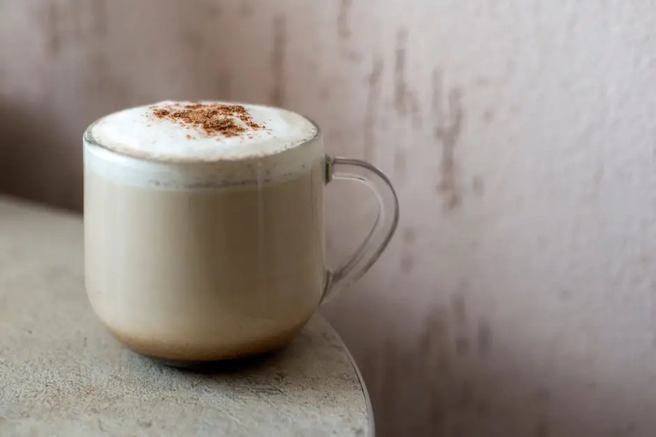 Latte Cald de Castane și Scorțișoară cu Lapte de Migdale și Vanilie